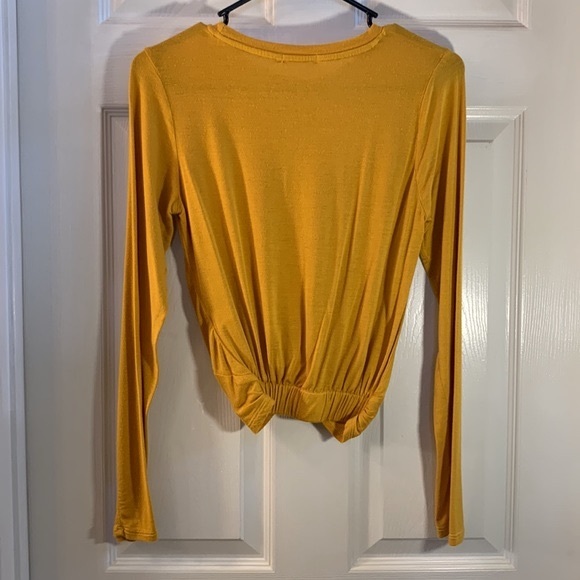 HEARTS & HIPS Knotted up Crop Top - Picture 8 of 11